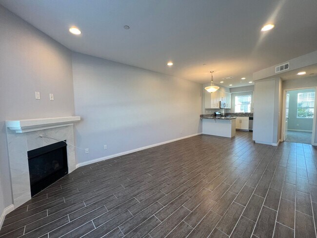 Foto del edificio - 4 Bedroom townhome available now in Cypress