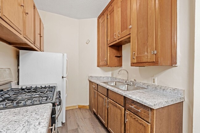 Building Photo - Updated 1-Bath 1-Bed Unit - Available Now!