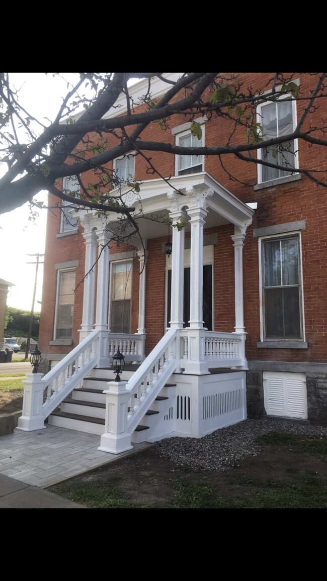 Building Photo - 20 Main St