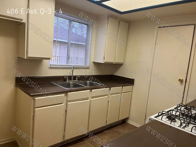 Foto del edificio - EAST PALMDALE 2BD/ 1 BATH 2ND FLOOR APT