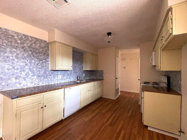 Building Photo - Charming and Spacious Duplex Available!