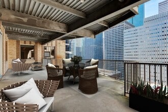 Building Photo - 914 Main St