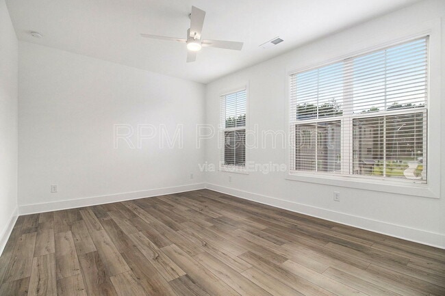 Building Photo - 205 Firefly Cir