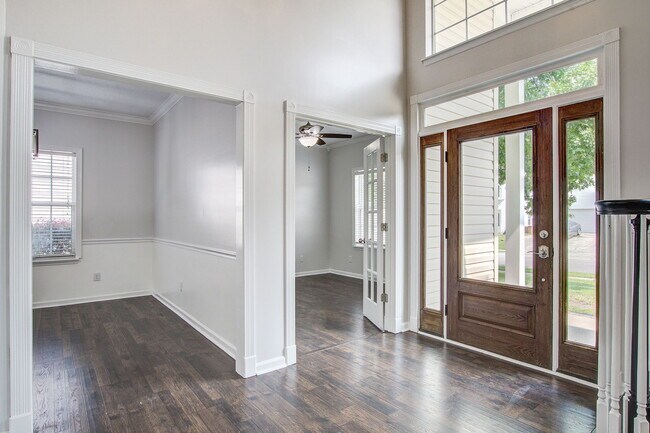 Building Photo - 207 N Pembroke Dr