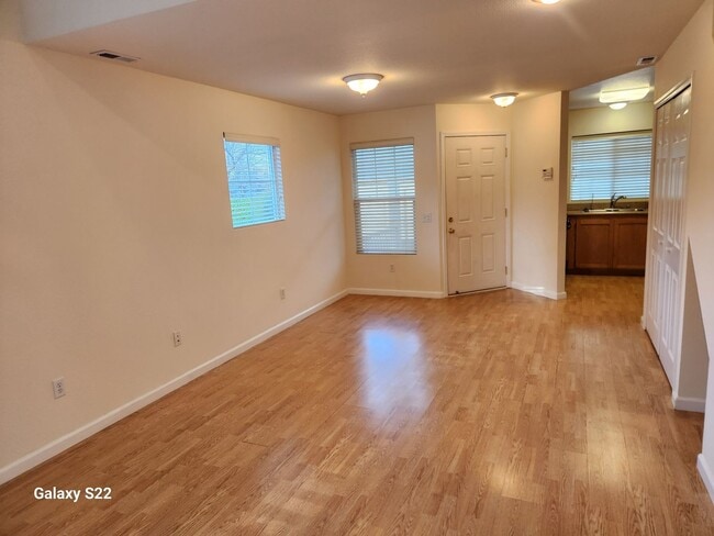Building Photo - Immaculate Two story,  1 Bedroom, 1 Bathroom, Condo, lots of light,  Close to everything!