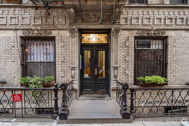 Entrance - 22 Leroy St