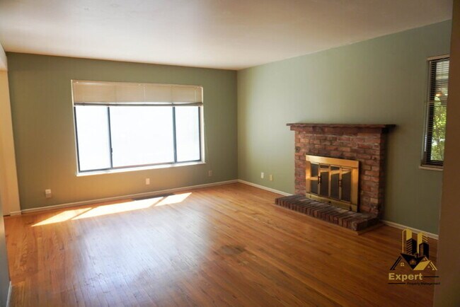 Foto del edificio - 7479 Skycrest Ct
