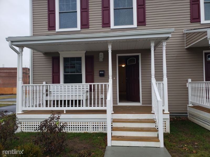 Foto principal - 3 br, 1.5 bath Townhome - 2684 Main St