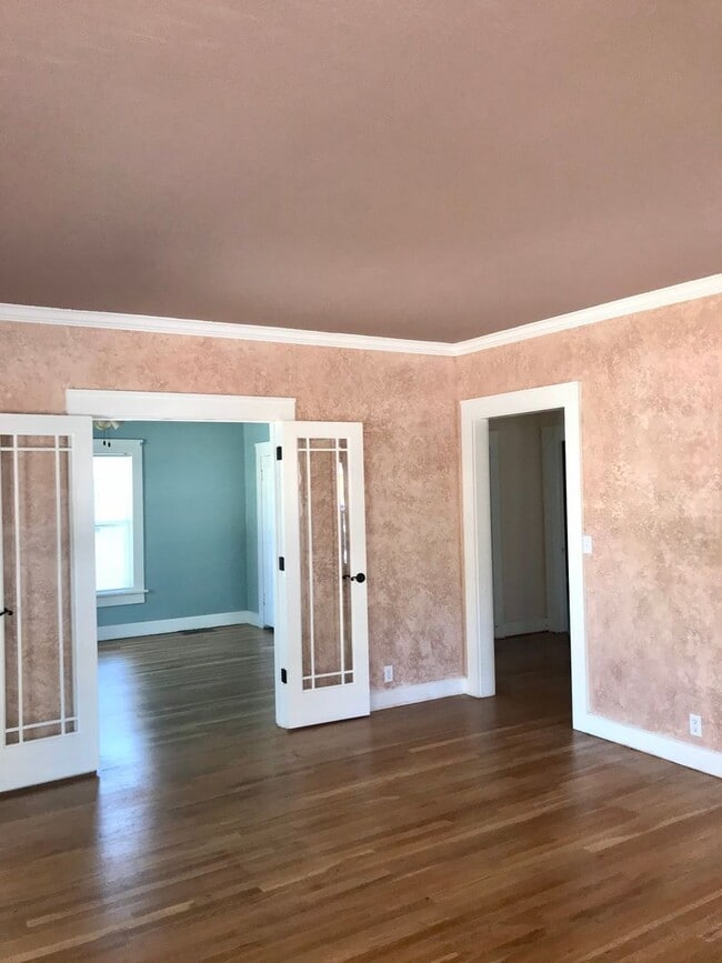 Building Photo - 4 Bedroom, 2 Bath in Sunset Terrace!