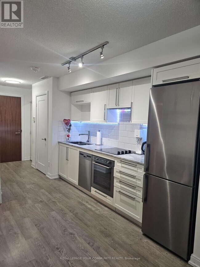 Building Photo - 275 Village Green Square