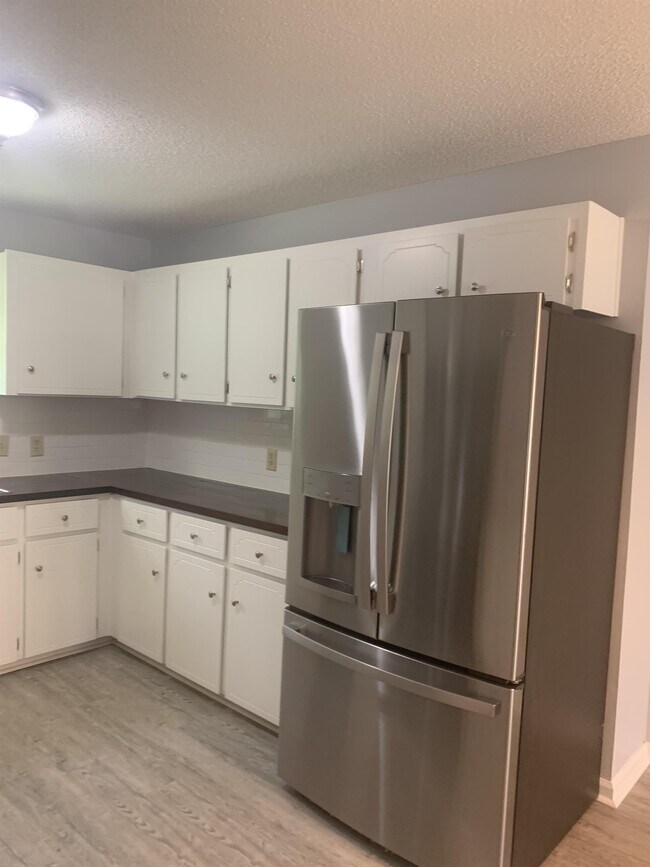 Building Photo - 707 Kadi Dr