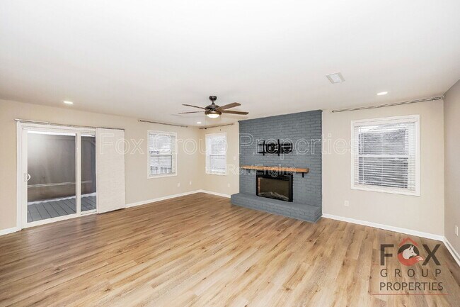 Foto del edificio - 305 Camelot Dr