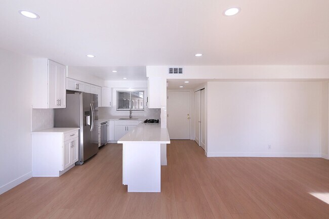 Building Photo - IN-UNIT LAUNDRY WITH ON-SITE PARKING!!