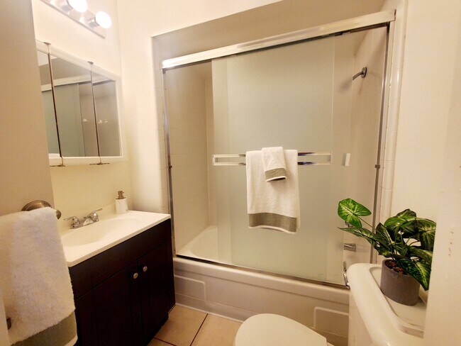 2BR, 1 BA - Baño - Glenwood Garden Apartments