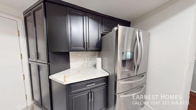 Building Photo - 6628 N Clybourn Ave