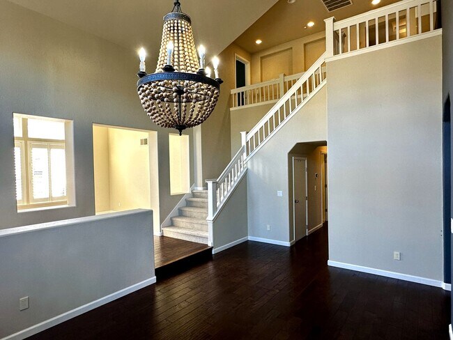 Building Photo - Spacious 4 bedroom, 2.5 bathroom home on c...