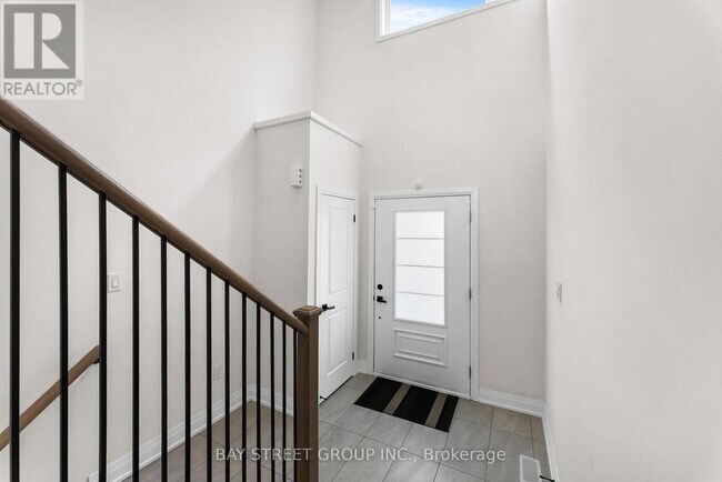 Building Photo - 131 Vanier St