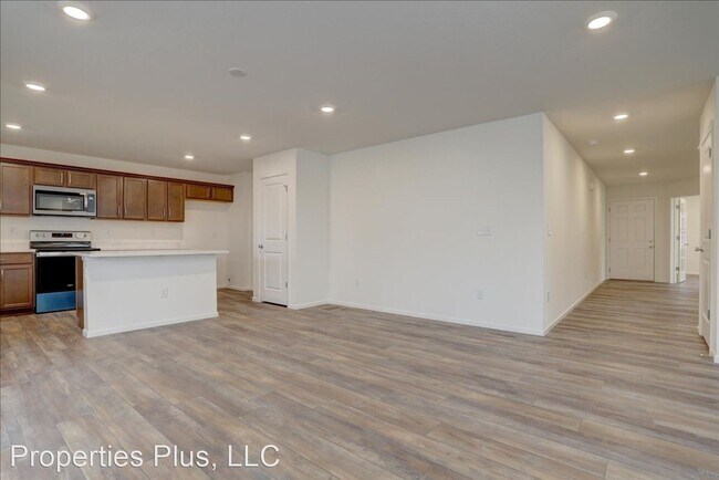 Building Photo - 3 br, 2.5 bath House - 6171 N Malaya St
