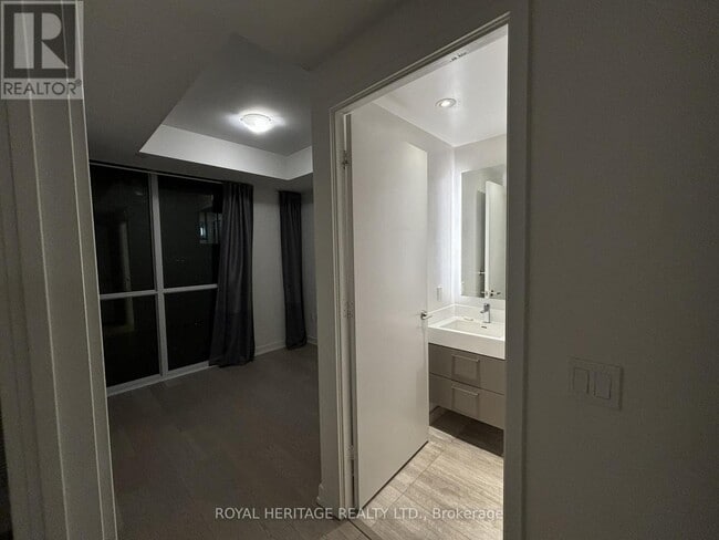 Building Photo - 1 Yorkville Ave