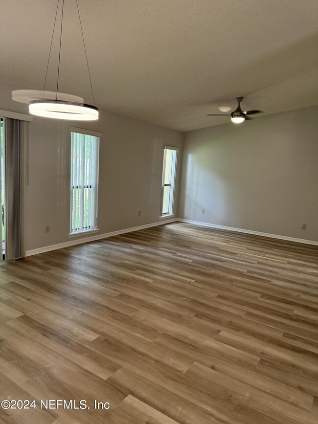 Foto del edificio - 8636 Deermoss Way W