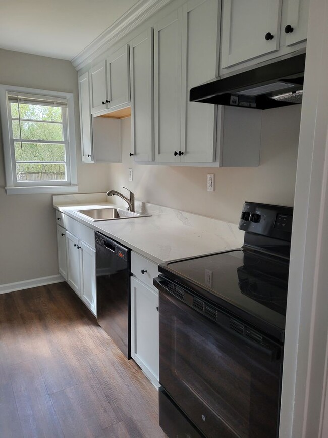 Building Photo - Newly renovated 2 bedroom 1 bath duplex!