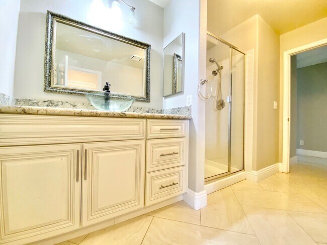 Foto del edificio - BEAUITFUL GATED PROPERTY 6 BEDROOMS/3 FULL...