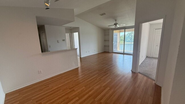 Foto del edificio - 8825 Latrec Ave