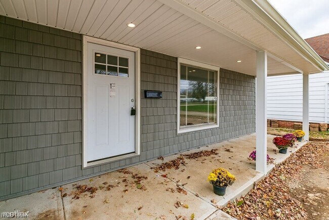 Building Photo - 3 br, 1.5 bath House - 2252 Rockefeller Road