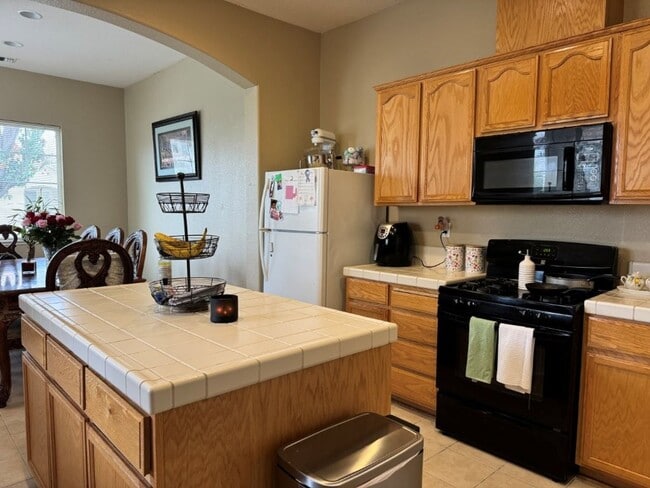 Building Photo - Three Bedroom Sycamore Ranch