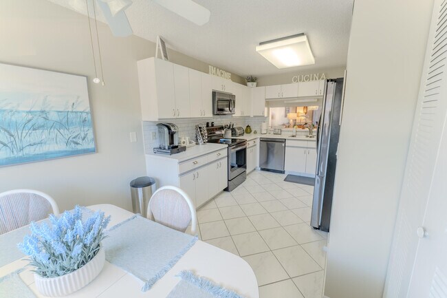 Foto del edificio - 4725 Lucerne Lakes Blvd E