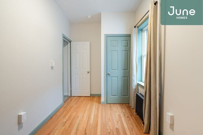 Building Photo - ROOM ONLY in 2-bed/1.0-bath Home