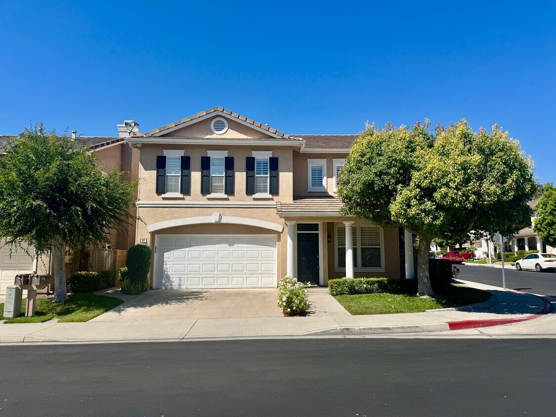 Foto principal - 4 bedroom beautiful Irvine home in gated N...