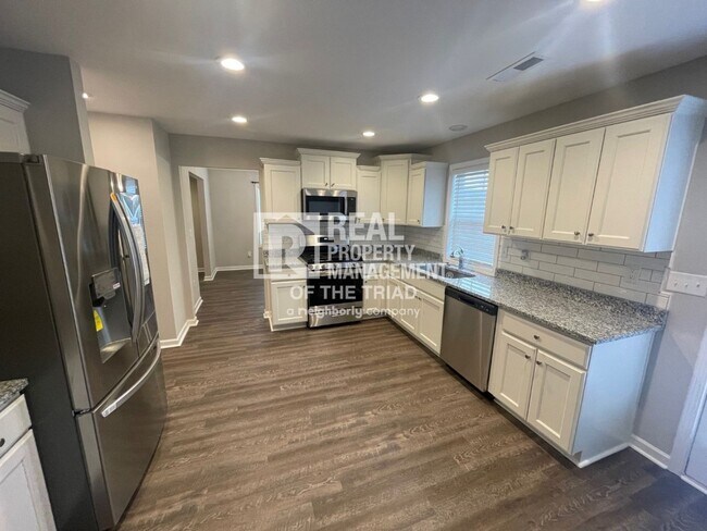 Building Photo - Immaculate 3bd/2.5ba Home in Central Winst...