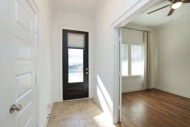 Foto del edificio - 17022 Canosa Dr