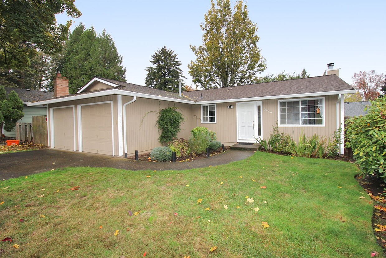 Foto principal - Updated 3 Bed/2 Bath Milwaukie Ranch Home ...