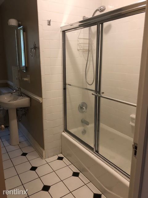 Building Photo - 2 br, 1.5 bath House - 1500 W Lake Dr