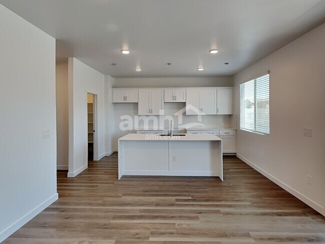 Foto del edificio - 9749 W Luxton Ln