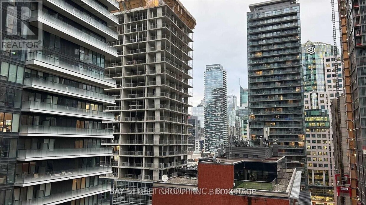 Photo principale - 115-1115 Blue Jays Way