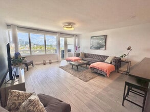 Building Photo - 3111 N Ocean Dr