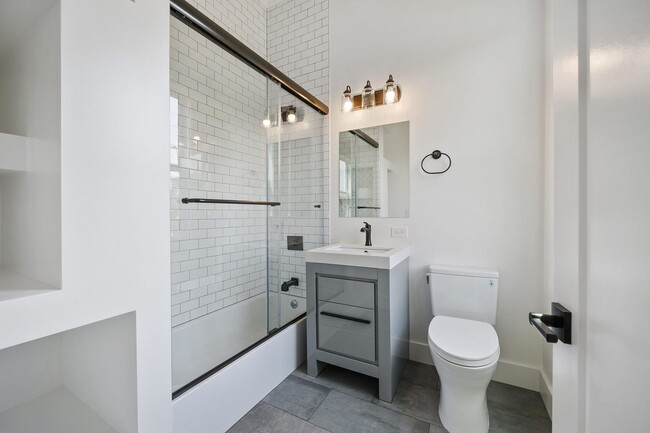 Building Photo - Stunning 2BD/2BA with Top of the Line Fini...