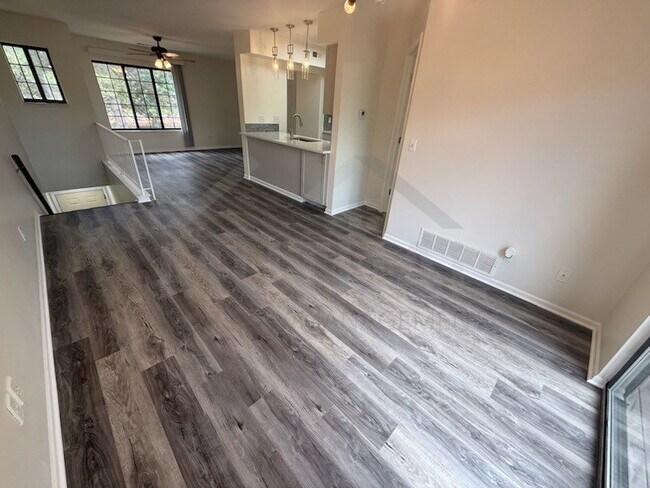 Foto del edificio - 1560 Meadowside Dr