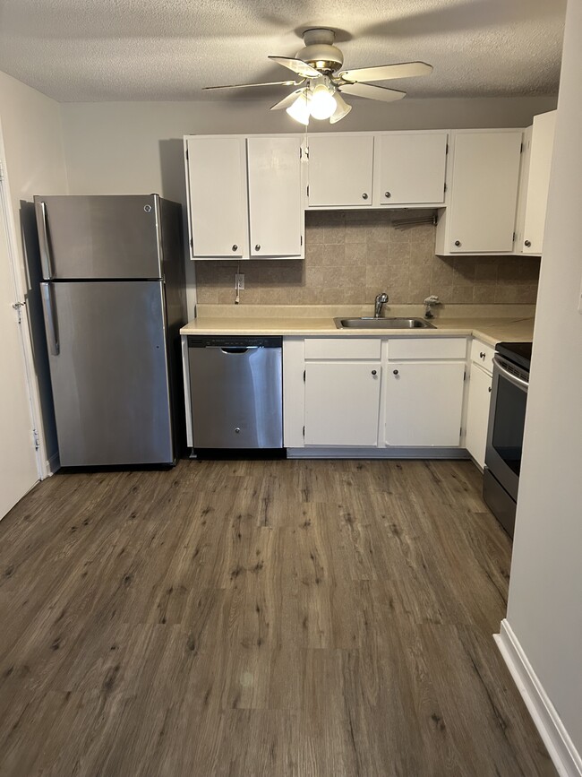 Building Photo - 1495 Bodwell Rd