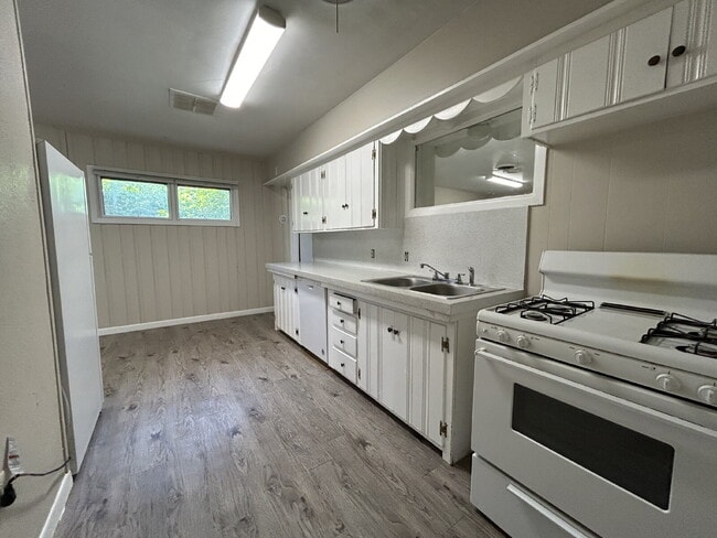 Building Photo - Home Located In Tech Terrace Near Park, Mi...