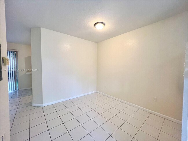 Building Photo - 1429 SE 24th Ct