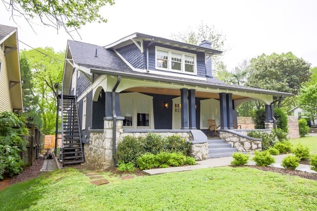 Coming soon! Great upstairs duplex unit in... - Coming soon! Great upstairs duplex unit in... House