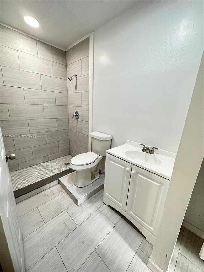 Foto del edificio - 2821 Drake Dr