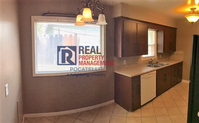 Building Photo - 3 bedroom 2 bath home - Dogs negotiable