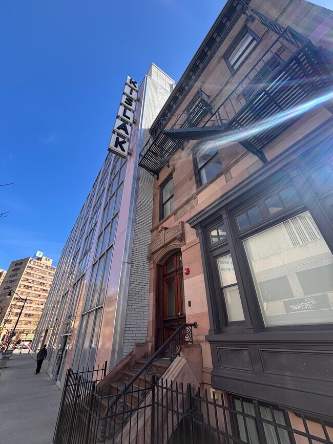 Foto del edificio - 10 Central Ave