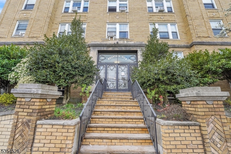 Primary Photo - 22 St Lukes Pl
