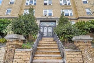 Building Photo - 22 St Lukes Pl